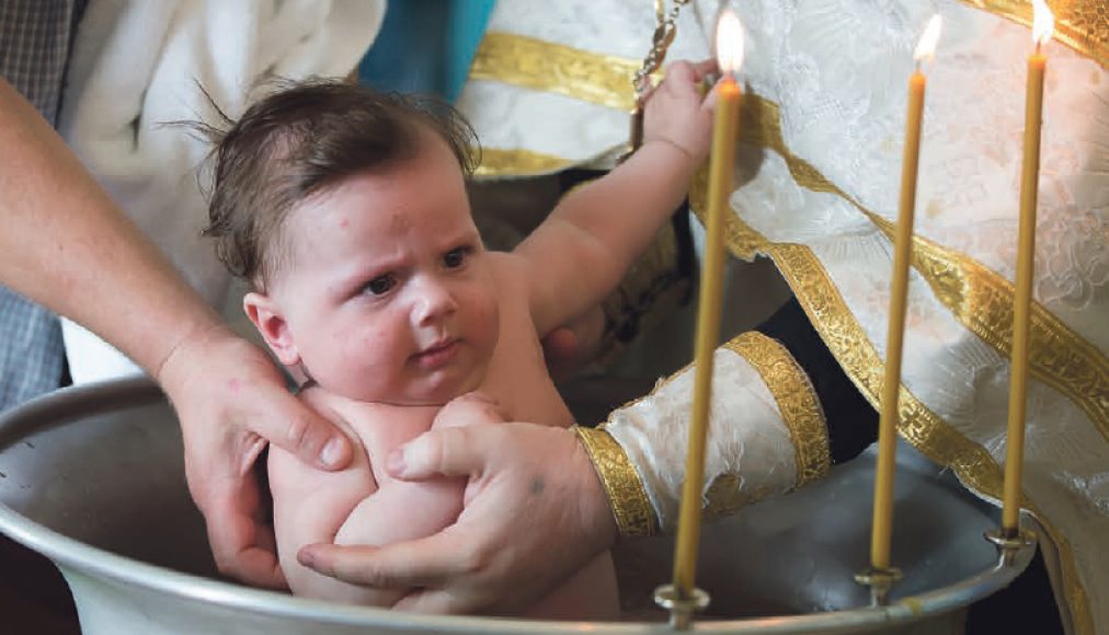 Confirmation orthodoxe avec l’huile sainte. / © Getty Images