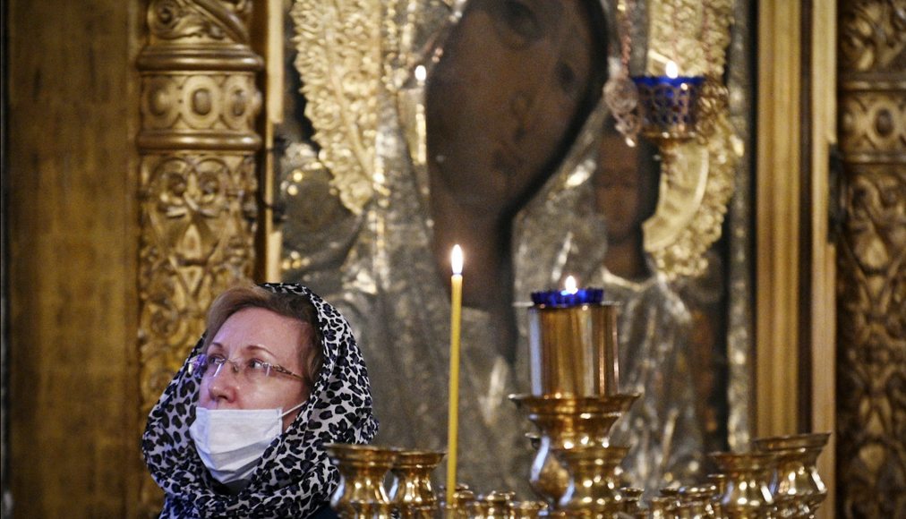Une femme assiste à un service religieux, le 3 avril, dans une église orthodoxe de Moscou. / Keystone