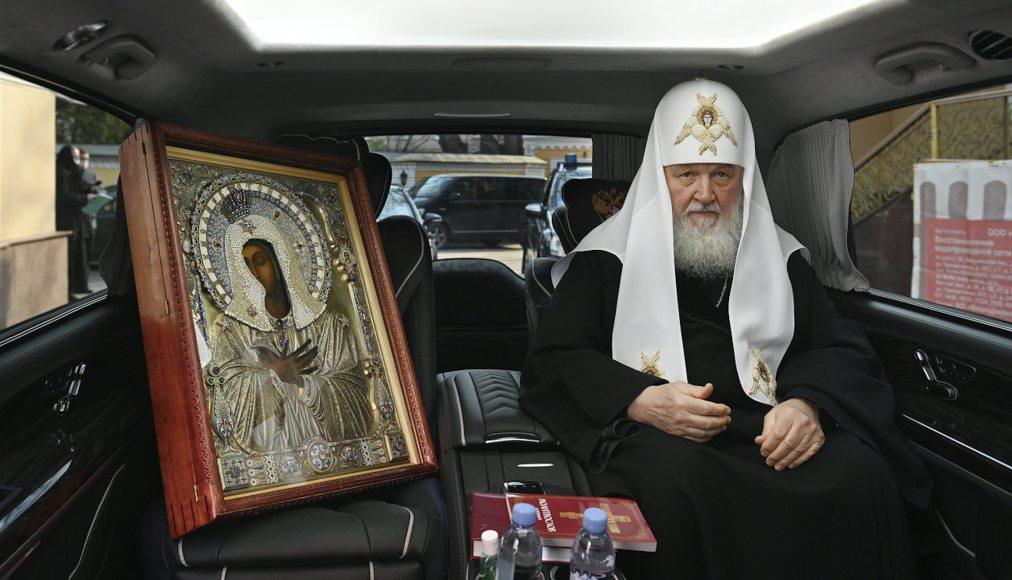 Le patriarche de l'Eglise orthodoxe russe Kirill lors de sa tournée du 3 avril 2020, pour délivrer les sacrements à domicile. Le patriarche de l'Eglise orthodoxe russe Kirill lors de sa tournée du 3 avril 2020, pour délivrer les sacrements à domicile. / Keystone