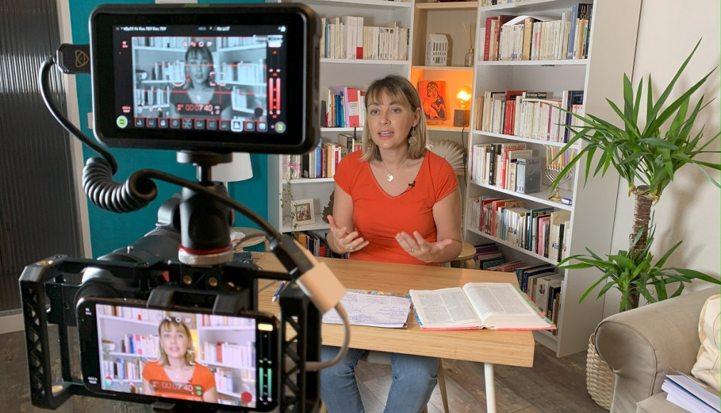 Pasteure au sein de l’Eglise protestante de Genève, Carolina Costa est à la tête d’un «ministère pionnier», entièrement numérique. Elle présente aussi son premier one woman show, où elle incarne un Dieu féminin. Pasteure au sein de l’Eglise protestante de Genève, Carolina Costa est à la tête d’un «ministère pionnier», entièrement numérique. Elle présente aussi son premier one woman show, où elle incarne un Dieu féminin. / Les Ataprods