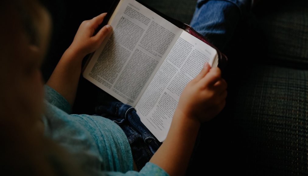 Enfant avec Bible / @Pixabay