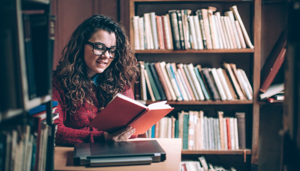 Pour aller plus loin, la rédaction vous propose une bibliographie sélective sur le thème de l&#039;écothéologie / @ iStock/ eclipse_images