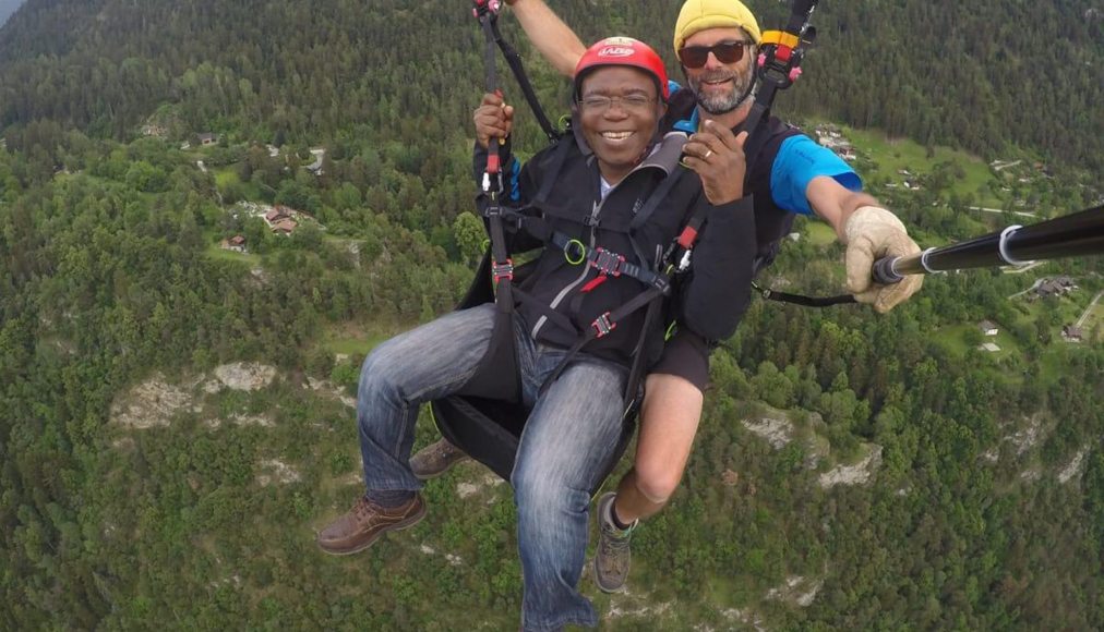  Le pasteur Espoir Adadzi du Togo qui vole pour la première fois en parapente avec le Valaisan Antoine Lambert, actuellement envoyé de DM-échange et mission au Togo. / ©DM-échange et mission