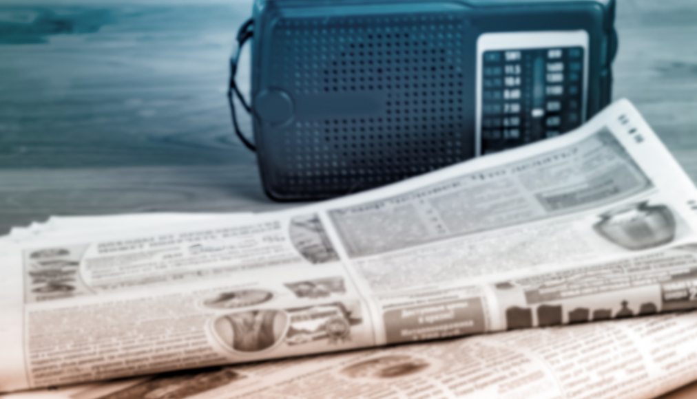Des journaux et une radio. Image prétexte / ©iStock/art159