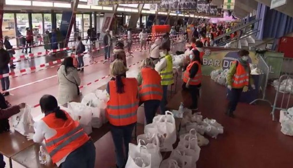 Une distribution de nourriture a réuni plus de 2000 personnes à Genève le 2 mai 2020 / ©Le 19h30/RTS