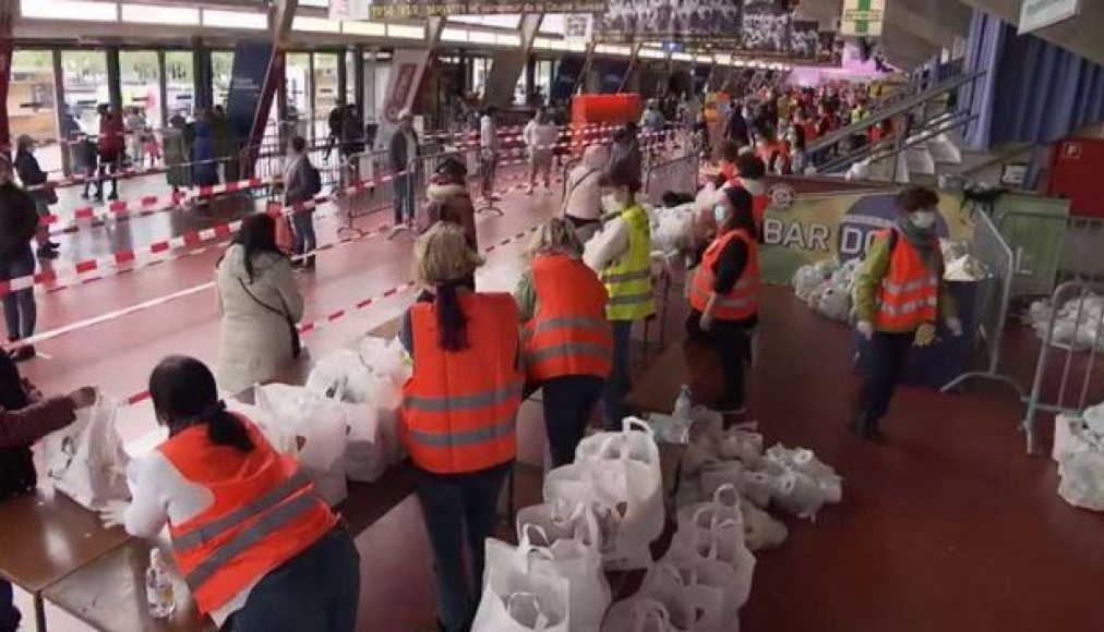 Une distribution de nourriture a réuni plus de 2000 personnes à Genève le 2 mai 2020 Une distribution de nourriture a réuni plus de 2000 personnes à Genève le 2 mai 2020 / ©Le 19h30/RTS