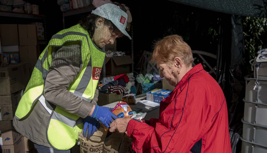 En septembre 2022, dans la région de Mikolaïv, proche du front, Galina (en vert) participe à la distribution de kits d’hygiène de l’EPER. / Andràs D. Hajdù / EPER