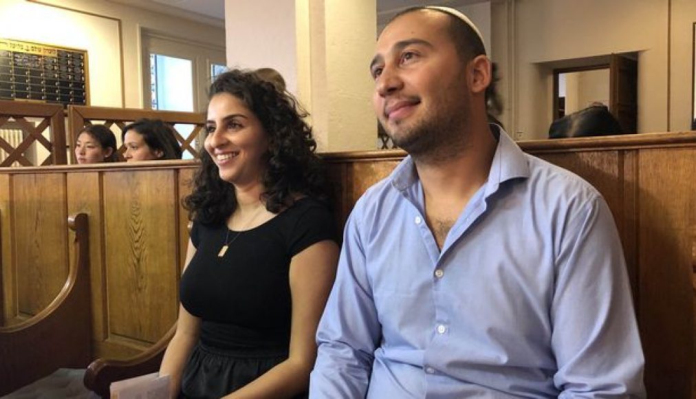 Farah Hocine et Simon Bismuth font visiter la synagogue de la Chaux-de-Fonds / ©Gabrielle Desarzens/RTSreligion