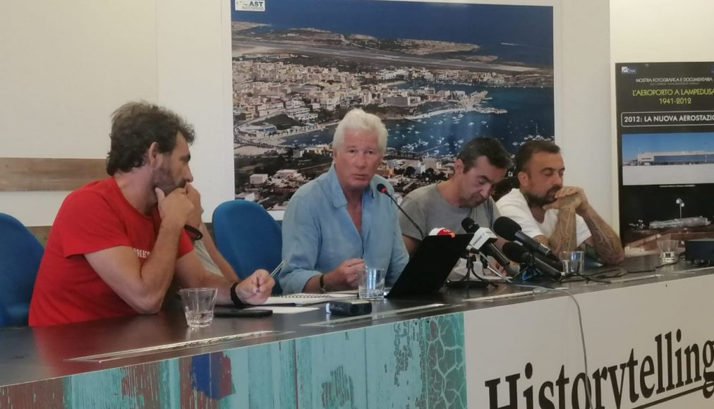 Richard Gere lors de la conférence de presse à Lampedusa, sur l&#039;Open Arms. / DR / Nev Agencia