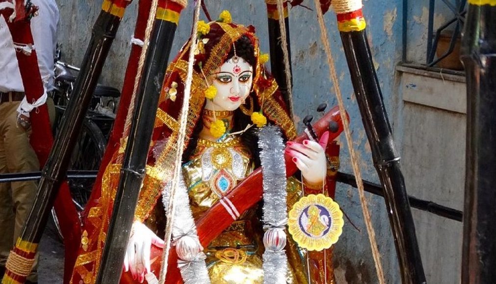 Des rites hindous sont introduits dans des écoles chrétiennes en Inde, dont le Vasant Panchami vénérant la déesse Saraswati. / ©Adam Jones from Kelowna, BC, Canada, CC BY-SA 2.0 via Wikimedia Commons