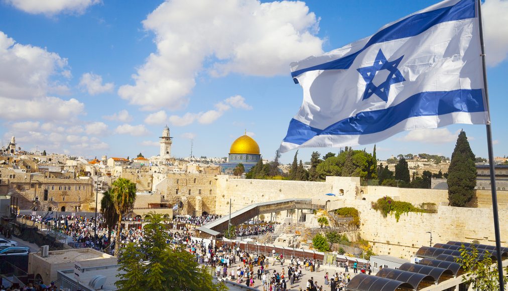 Le drapeau israélien devant la vieille ville de Jérusalem / ©iStock / stellalevi
