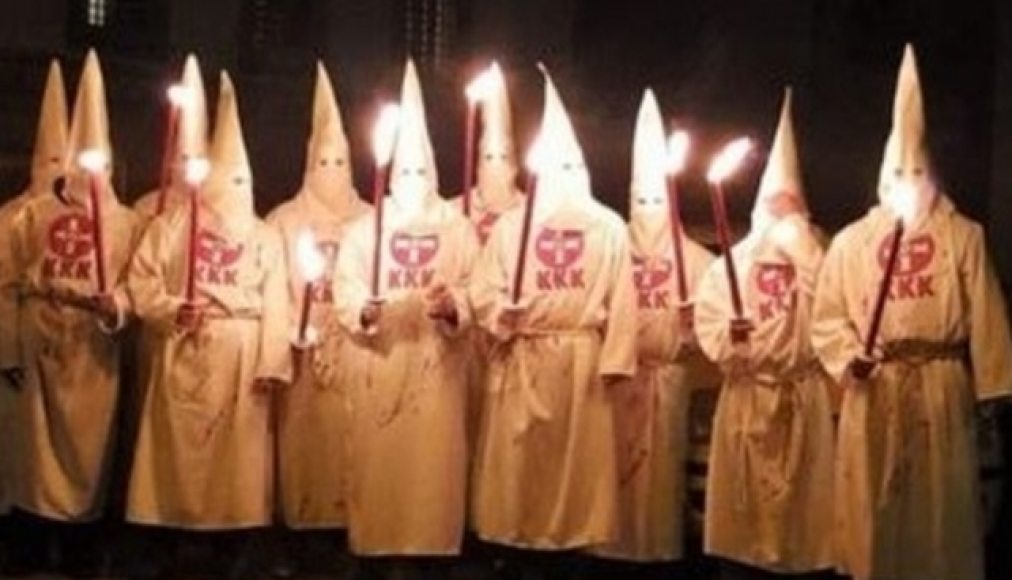 Costumes du KKK au carnaval de Schwyz / Capture d&#039;écran Twitter publiée dans la Tribune de Genève
