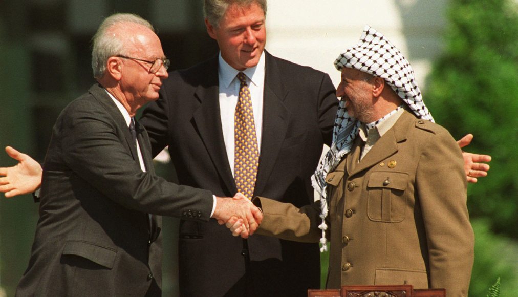 Le 13 septembre 1993 à la Maison-Blanche, les accords d’Oslo sont signés. De gauche à droite: Yitzhak Rabin, Bill Clinton et Yasser Arafat / ©KEYSTONE/AP Photo/Ron Edmonds