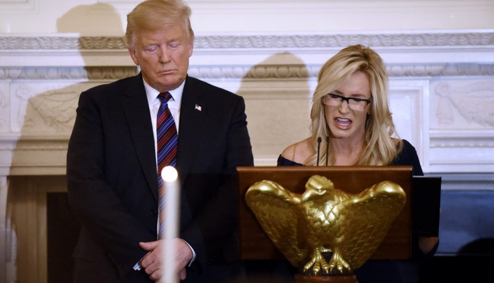 Le 27 août 2018, Donald Trump prie sous la conduite de la pasteure Paula White qui faisait partie des invités aux repas avec les leaders évangéliques à la Maison-Blanche Le 27 août 2018, Donald Trump prie sous la conduite de la pasteure Paula White qui faisait partie des invités aux repas avec les leaders évangéliques à la Maison-Blanche / ©KEYSTONE/NEWSCOM/OLIVIER DOULIERY