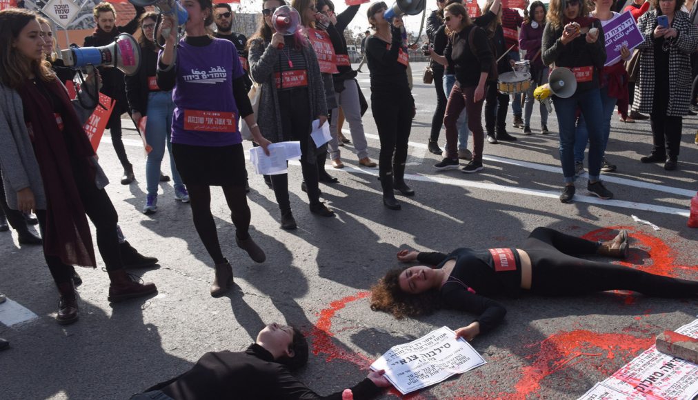 Un groupe de manifestantes bloque une artère de Jérusalem pour protester contre les violences faites aux femmes, ce mardi. / ©KEYSTONE/NEWSCOM/UPI Photo/Debbie Hill