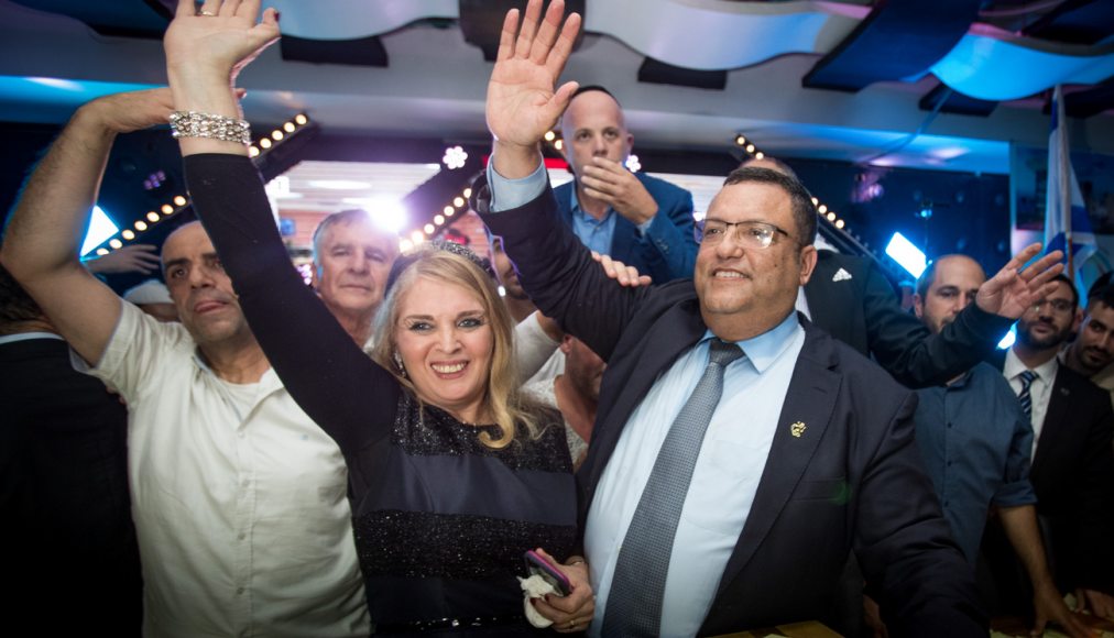 Moshe Leon fête sa victoire entouré de sa femme et de militants / ©Yonatan Sindel/Flash90/Keystone