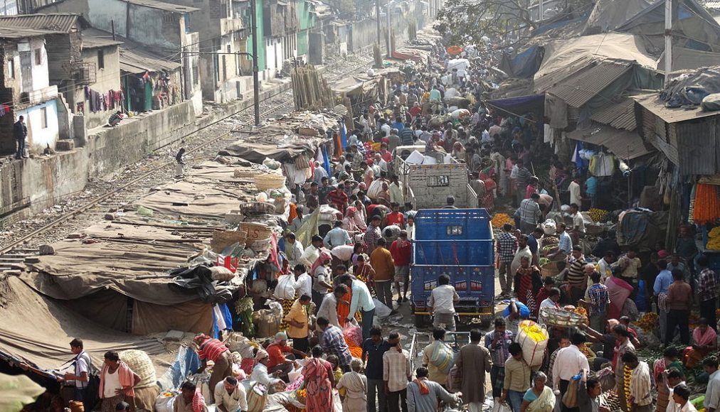 Bidonville de Calcutta / ©Adam Jones, CC BY-SA 2.0, Wikimedia Commons