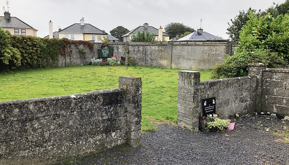 Fosse commune à la maison Bon Secours pour mères et bébés à Tuam, comté de Galway, Irlande / ©AugusteBlanqui, CC BY-SA 4.0 via Wikimedia Commons