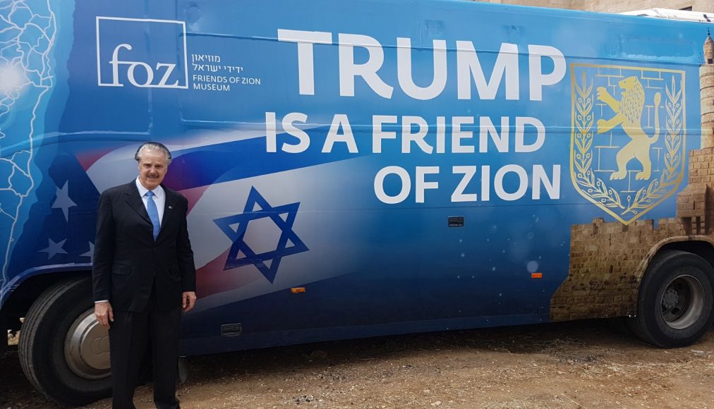 Mike Evans devant le bus «Trump is a Friend of Zion» (Trump est un ami de Sion) / Mike Evans ©Aline Jaccottet 