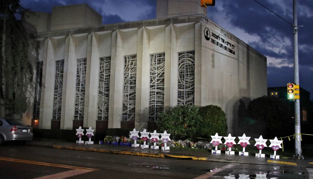 Dimanche 28 octobre, au lendemain du massacre qui a fait 11 morts, un mémorial était dressé devant la synagogue de Pittsburgh. / ©Keystone/AP/Gene J. Puskar