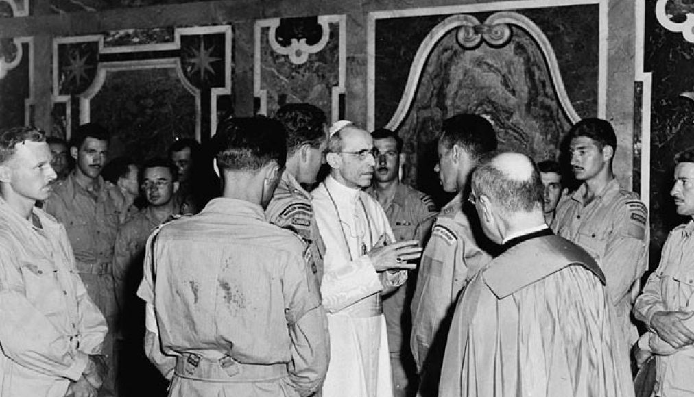 Le pape Pie XII avec des membres de l&#039;armée canadienne qui ont participé à la libération de Rome en 1944 / ©Canada. Dept. of National Defence / Public domain