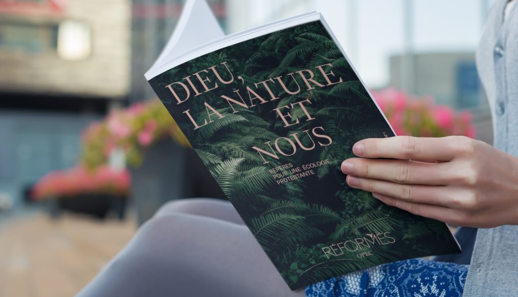 Une lectrice parcourt «Dieu, la nature et nous, Repères pour une écologie protestante» / Photomontage (Eh oui, notre mook est en cours de fabrication) 