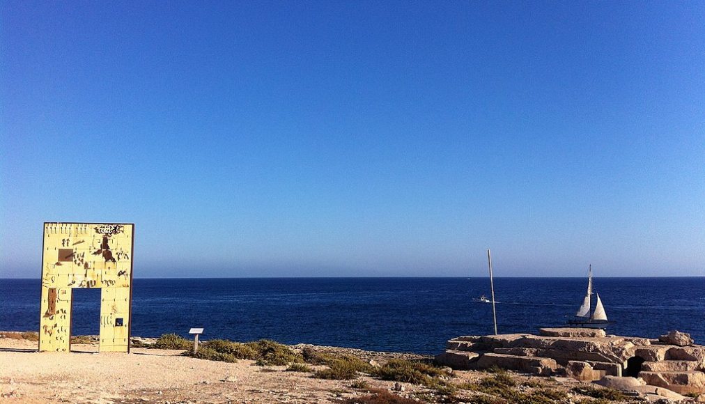 &quot;La Porte de l&#039;Europe&quot; sur l&#039;île de Lampedusa, monument érigé en mémoire des migrants qui ont payé de leurs vies. / ©Wikimedia Commons / CC-BY-2.0 / Vito Manzari