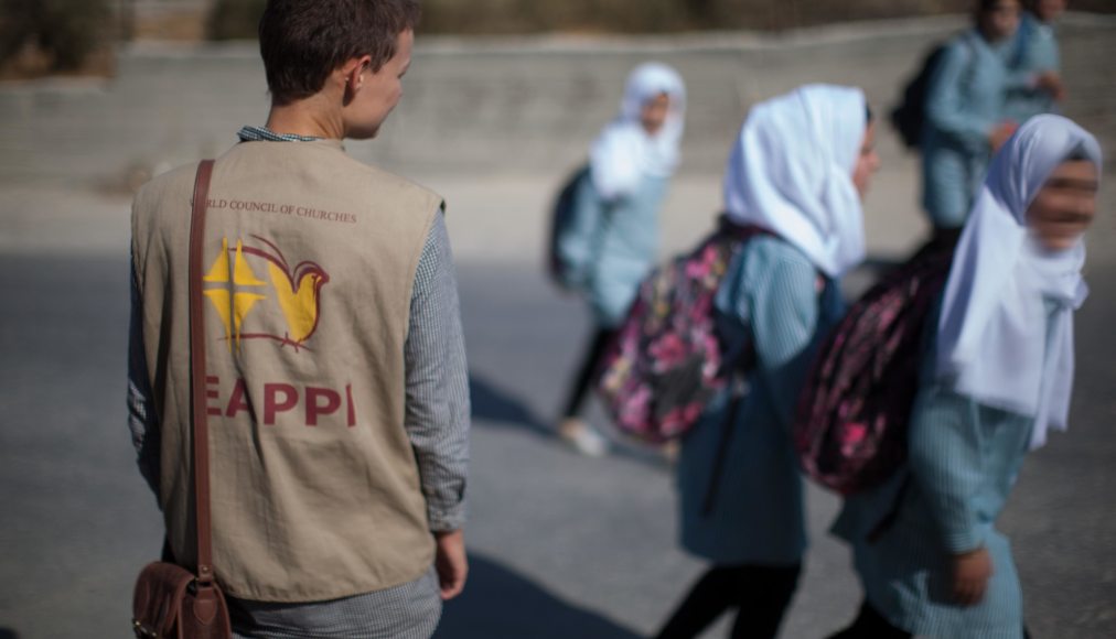 On reconnaît les volontaires d&#039;EAPPI à leur gilet brun clair sur lequel est dessiné une colombe. / ©Sean Hawkey/COE