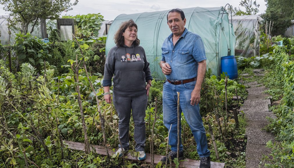 Daisy et Jamal ont cultivé ensemble un jardin durant toute l&#039;année 2018. Au total, 200 personnes ont été impliquées dans ce projet dont une centaine de personnes migrantes. / © UNHCR / Mark Henley