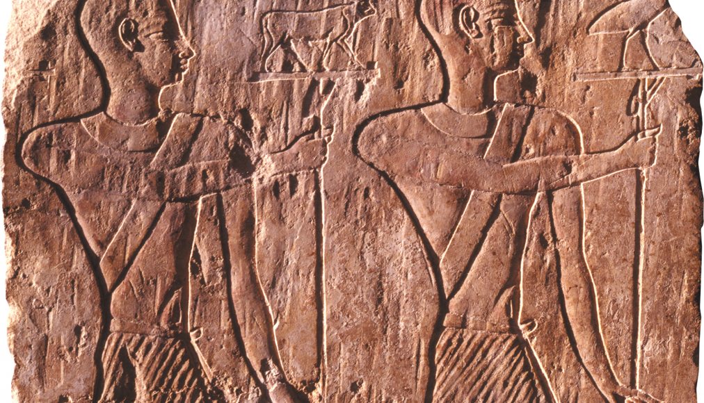 Stèle égyptienne : deux prêtres portent des pavois représentant le taureau Apis et l’ibis symbolisant le dieu Thot. Relief en calcaire, Egypte, Basse Epoque ou époque gréco-romaine, 664 av. J.-C. – 395 apr. J.-C / ©musée Bible+Orient