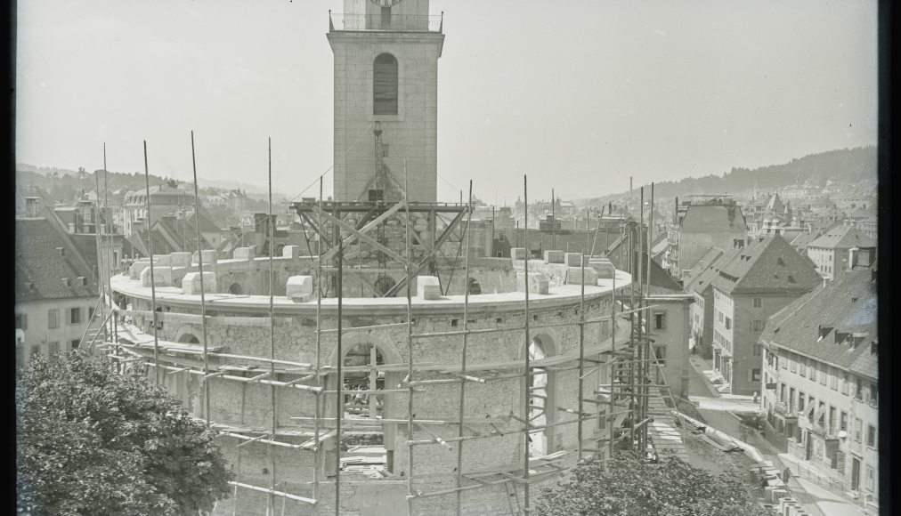 Le chantier avant la construction de la charpente métallique qui soutiendra la toiture. / © SP Bibliothèque de la ville de La Chaux-de-Fonds