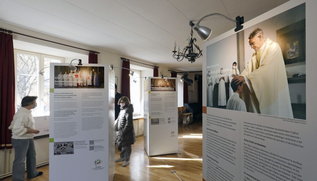Pour marquer le jubilé des 150 ans de la fondation de l’Eglise catholiquechrétienne suisse, une exposition itinérante fait halte dans plusieurs villes de Suisse. Pour marquer le jubilé des 150 ans de la fondation de l’Eglise catholiquechrétienne suisse, une exposition itinérante fait halte dans plusieurs villes de Suisse. / © Pierre Bohrer
