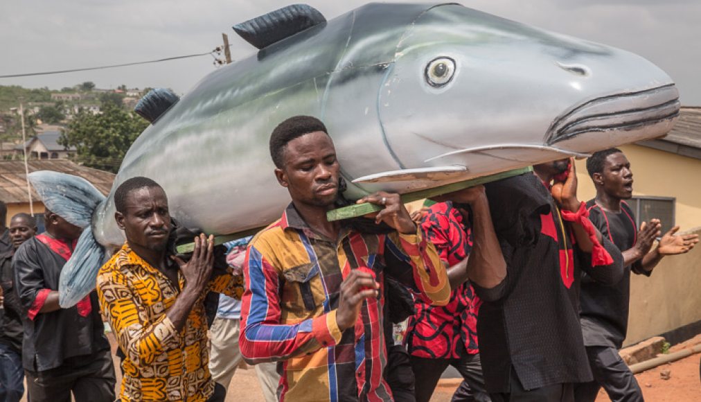 ©Regula Tschumi ©Regula Tschumi / Procession funèbre Ga, au Ghana. Les hommes portent le cercueil jusqu'au cimetière.