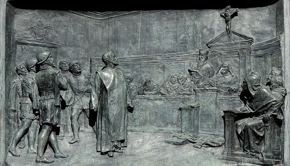 Le procès de Giordano Bruno devant le Saint-Office. Bas-relief en bronze d&#039;Ettore Ferrari (1845-1929), Campo de&#039; Fiori, Rome. / ©Domaine public/Wikimedia Commons