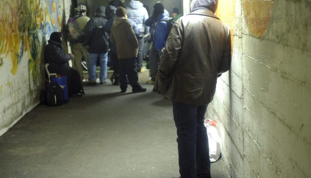 Des SDF attendent l&#039;ouverture du centre d&#039;urgence hivernal dans un abri de la PC à la Vallée de la jeunesse à Lausanne. / KEYSTONE/Laurent Gillieron