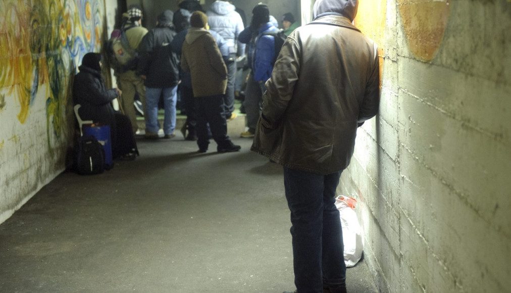 Des SDF attendent l'ouverture du centre d'urgence hivernal dans un abri de la PC à la Vallée de la jeunesse à Lausanne. Des SDF attendent l'ouverture du centre d'urgence hivernal dans un abri de la PC à la Vallée de la jeunesse à Lausanne. / KEYSTONE/Laurent Gillieron