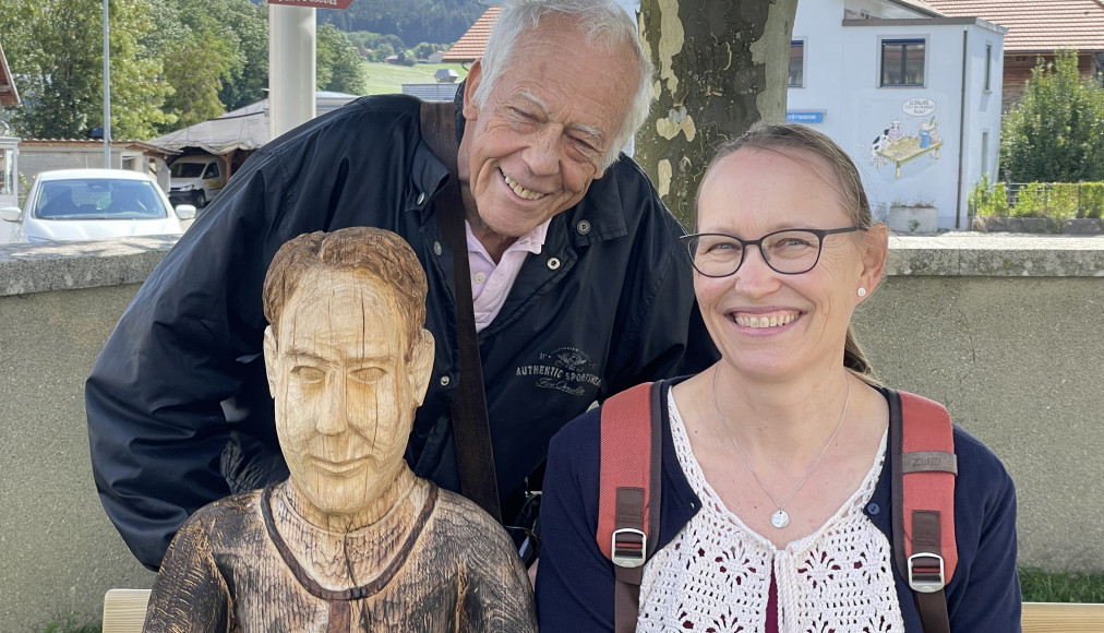 Jean Winiger et Anne Philipona, à côté de la sculpture de l&#039;abbé Bovet à Sâles (FR) / ©Carole Pirker