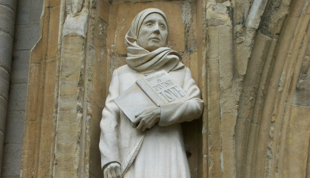 Statue de Julienne de Norwich, créée par David Holgate en 2000, devant la cathédrale de Norwich / ©Poliphilo, CC0, Wikimedia Commons