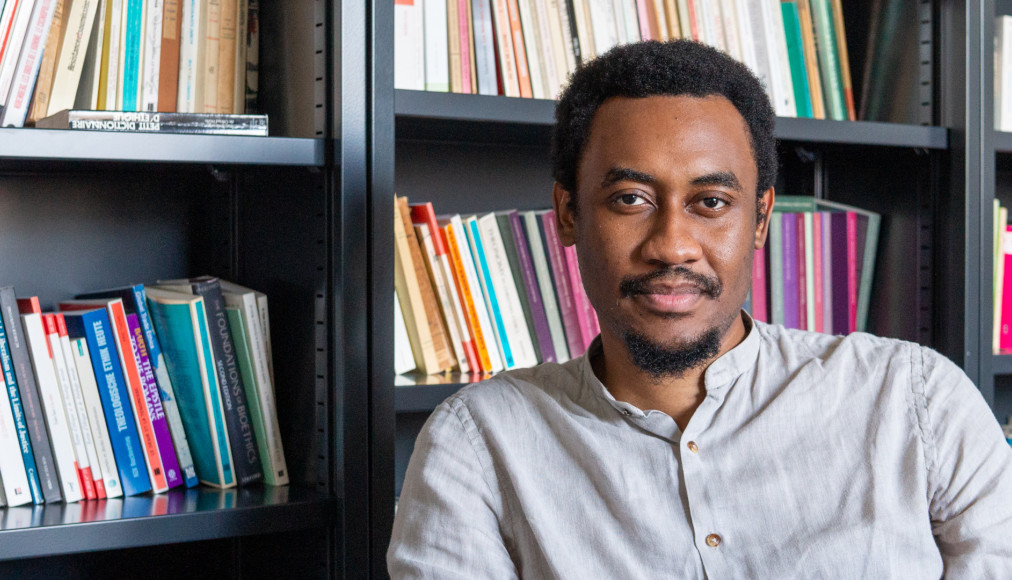 Ezekiel Kwetchi Takam, doctorant à la Faculté de théologie de Genève, s’engage à mettre de l’éthique dans les pratiques professionnelles en lien avec l’intelligence artificielle. / © Maurice Page/cath.ch