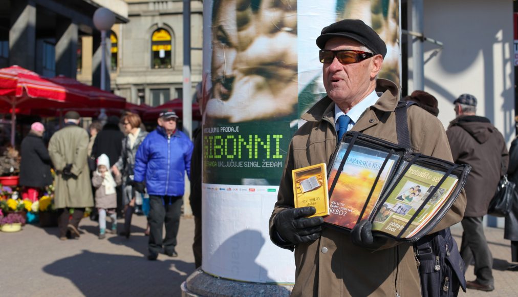 Un témoins de Jéhovah dans les rues de Zagreb / ©iStock / paulprescott72