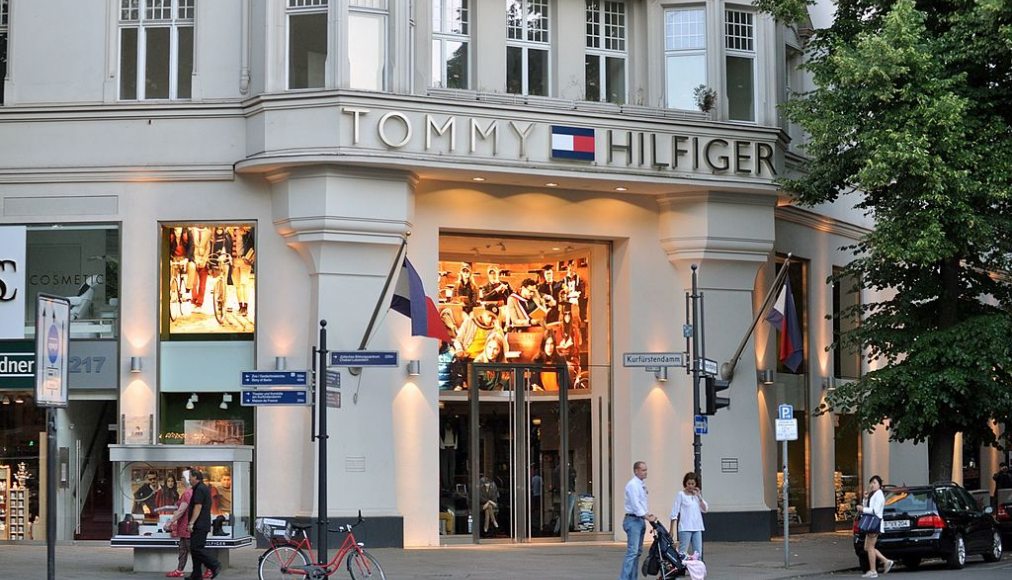 Le magasin Tommy Hilfiger à Berlin / ©Wikimedia Commons/Андрей Бобровский/CC BY 3.0