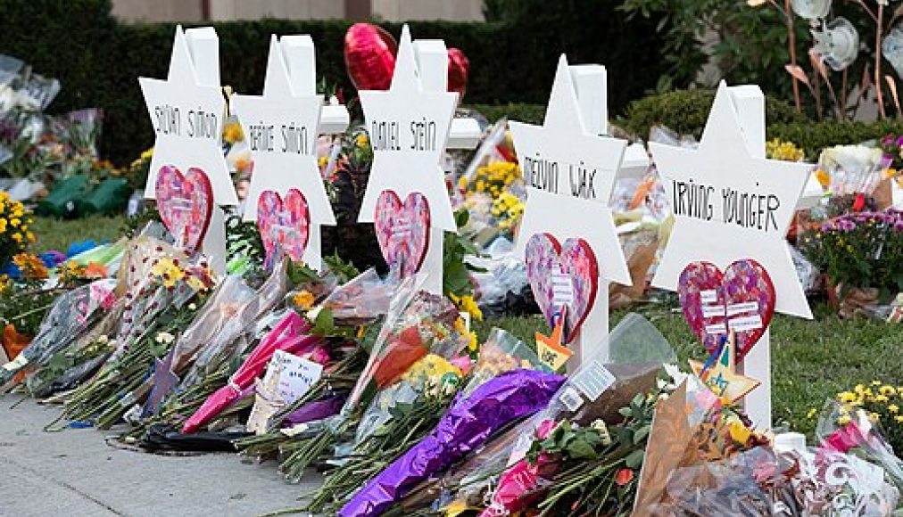 Memorial devant la synagogue &quot;Tree of Life&quot; à Pittsburgh / © Wikimedia Commons/White House/Andrea Hanks