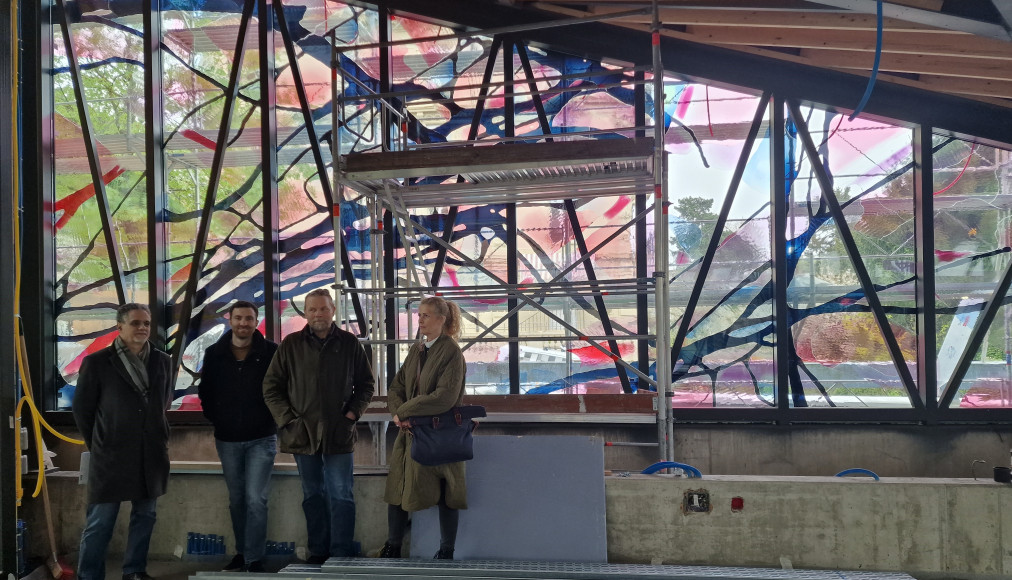 Le vitrail de l’Espace Maurice Zundel avec, de gauche à droite, les architectes Giuseppe Peduto et Tanguy Margairaz, et les deux artistes Daniel Stettler et Emil-Maria. / ©Laurence Villoz / RTSreligion