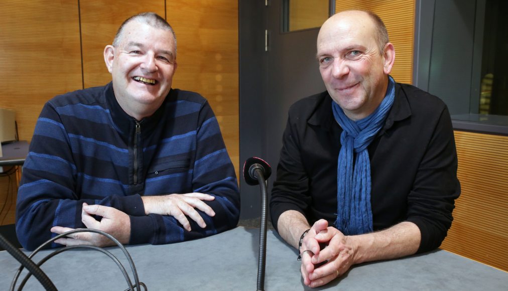 Dominique Voinçon (à g.) et Cyril Dépraz se retrouvent au studio pour les 20 ans de Hautes fréquences / © Bernard Hallet - Cath.ch