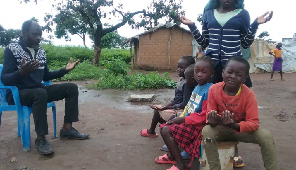 Emmanuel Totoni et sa famille priant. / Salomon Albert Ntap / Protestinfo