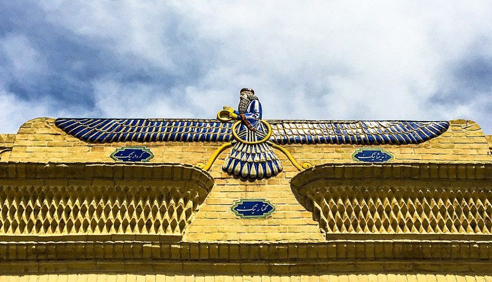 Le Faravahar, symbole du zoroastrisme, sur le temple de Yazd Atash Behram en Iran / ©Arteen Arakel Lalabekyan, CC BY 4.0, Wikimedia Commons