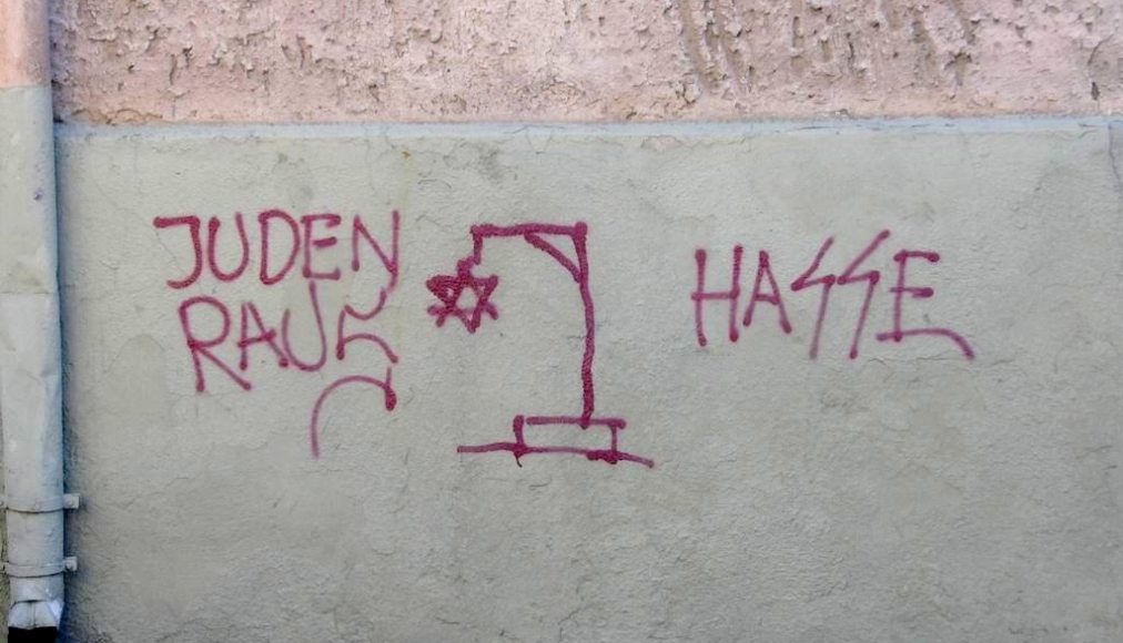 La Fédération suisse des communautés israélites porte plainte contre le Parti des Suisses nationalistes, qui vient de republier dans son magazine «Les Protocoles des Sages de Sion», un texte antisémite qui semble vouloir profiter de l’ambiance de crise actuelle, propice au complotisme.