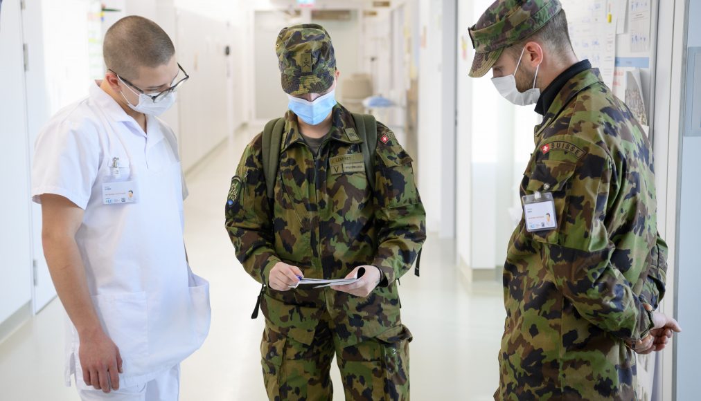 17 novembre 2020, des militaires de l'armée suisse appelés en renfort aux HUG de Genève. 17 novembre 2020, des militaires de l'armée suisse appelés en renfort aux HUG de Genève. / Keystone / Laurent Gilliéron