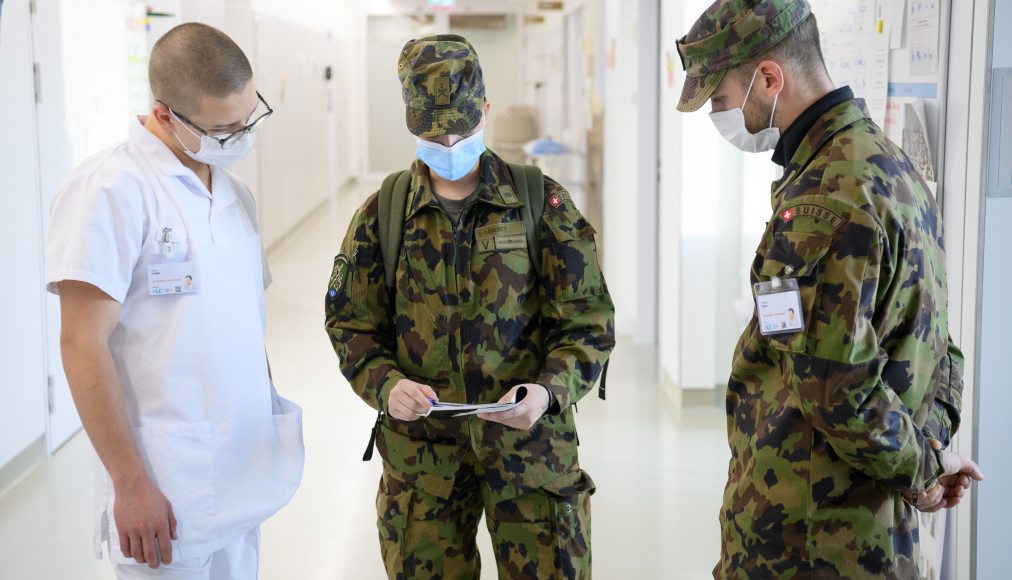 17 novembre 2020, des militaires de l&#039;armée suisse appelés en renfort aux HUG de Genève. / Keystone / Laurent Gilliéron