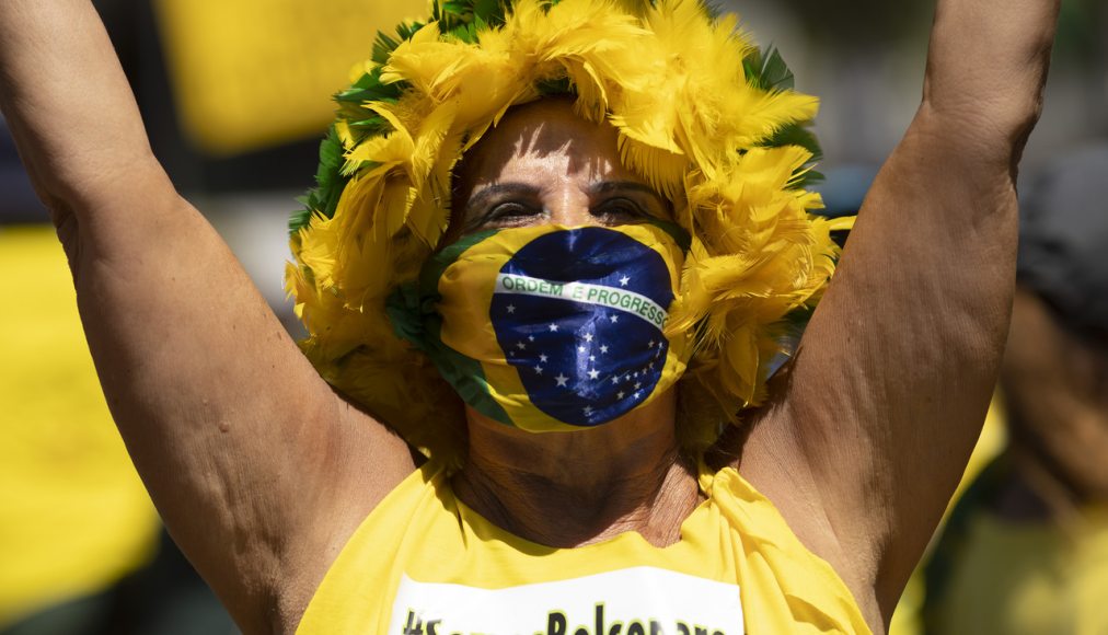 Le 15 mars 2020, des milliers de personnes ont manifesté à Copacabana en faveur de la politique de Bolsonaro et contre les mesures de distanciation imposées par certains Etats et municipalités. / Keystone